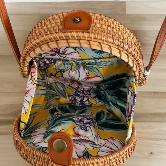 Brown woven crossbody bag with white tassel! - Picture 2 of 3